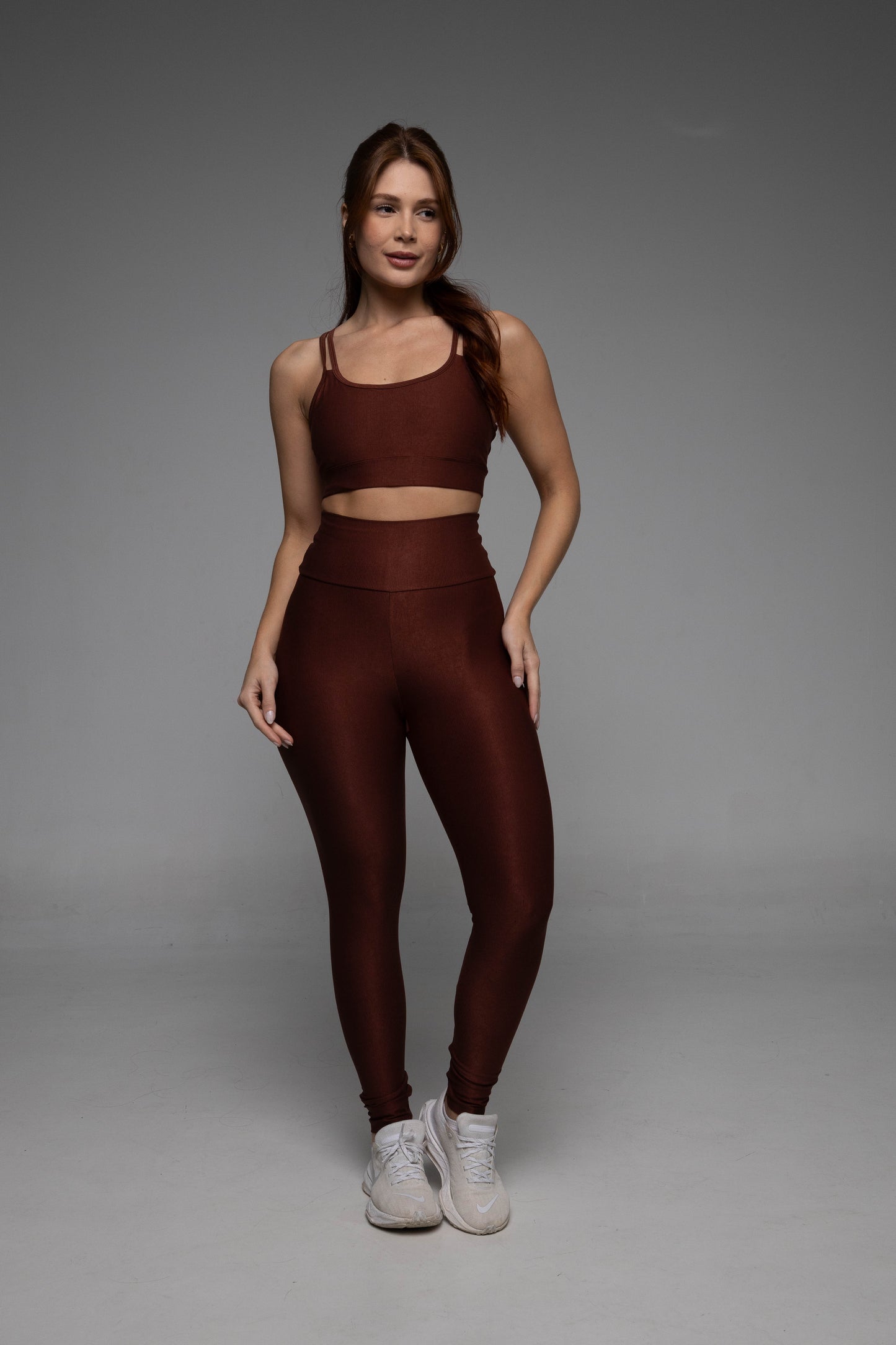 Legging marrom que hidrata a pele